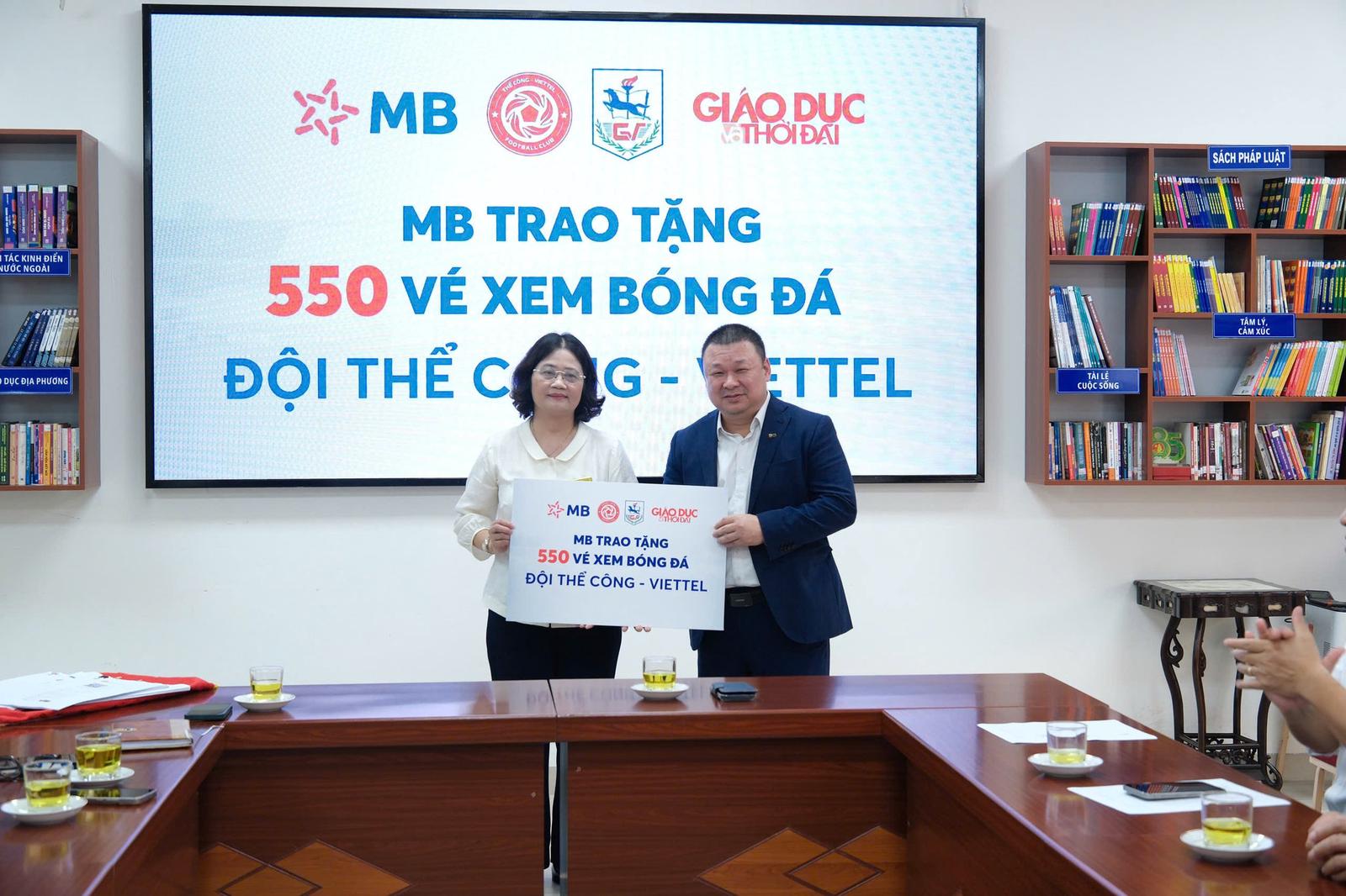 MB trao tặng vé xem bóng đá tại Trường THCS Giảng Võ
