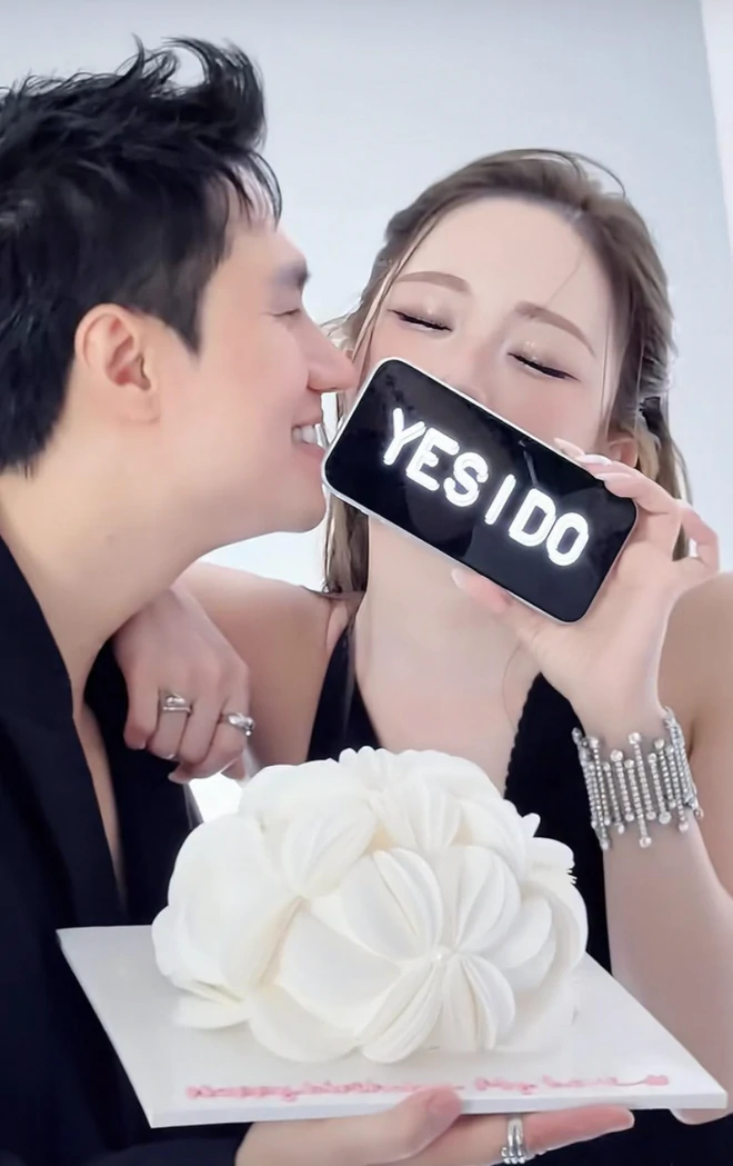 Quỳnh Nga và Việt Anh đang trải qua khoảng thời gian hạnh phúc sau khi công khai tình cảm.