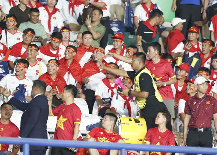FIFA có lẽ không muốn để những chiếc kèn với âm lượng lớn này làm ảnh hưởng tới các cầu thủ cũng như CĐV khác trên sân.&nbsp;