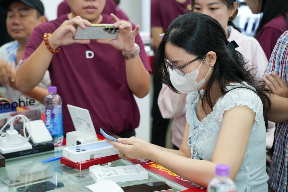 Ngoài màu đỏ burgundy thời thượng, màu xanh băng thanh cũng có trên iPhone 18 Pro.