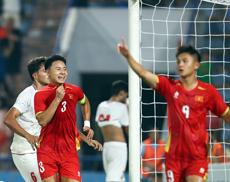 Quốc Khánh ghi bàn nhưng U20 Việt Nam không thể tạo bất ngờ trước U20 Iran.