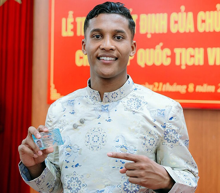 Adou Minh nhận quốc tịch Việt Nam hồi cuối tháng 8/2026.