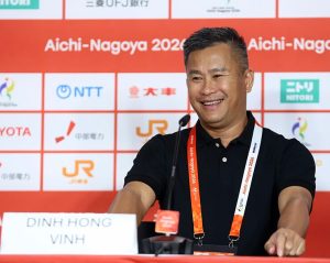 HLV Đinh Hồng Vinh mặc “áo đen” như thầy Kim, giúp U23 Việt Nam thắng Philippines