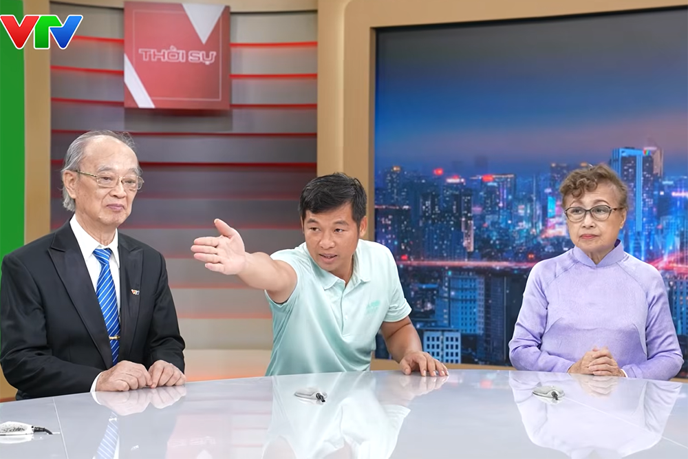 NSƯT Kim Tiến, NSƯT Thanh Hùng ngồi ở vị trí dẫn trong trường quay của VTV.