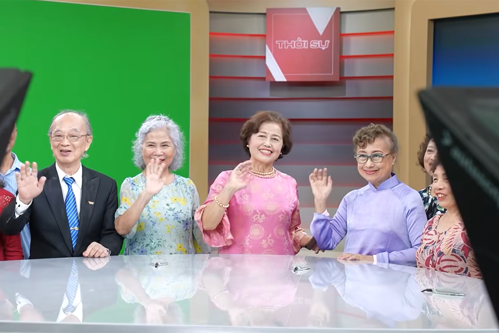NSƯT Kim Tiến, NSƯT Thanh Hùng ngồi ở vị trí dẫn trong trường quay của VTV.