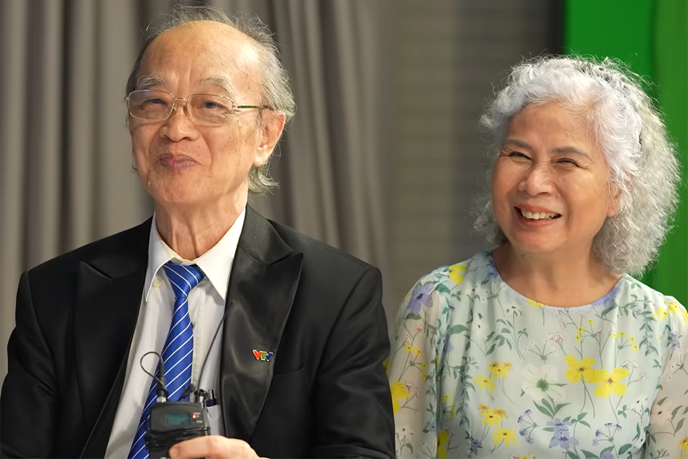 NSƯT THanh Hùng (ảnh trái) năm nay đã 81 tuổi, còn PTV Bích Ngọc (ảnh phải, mặc áo hồng) của chương trình "Những bông hoa nhỏ" năm nay 73 tuổi.