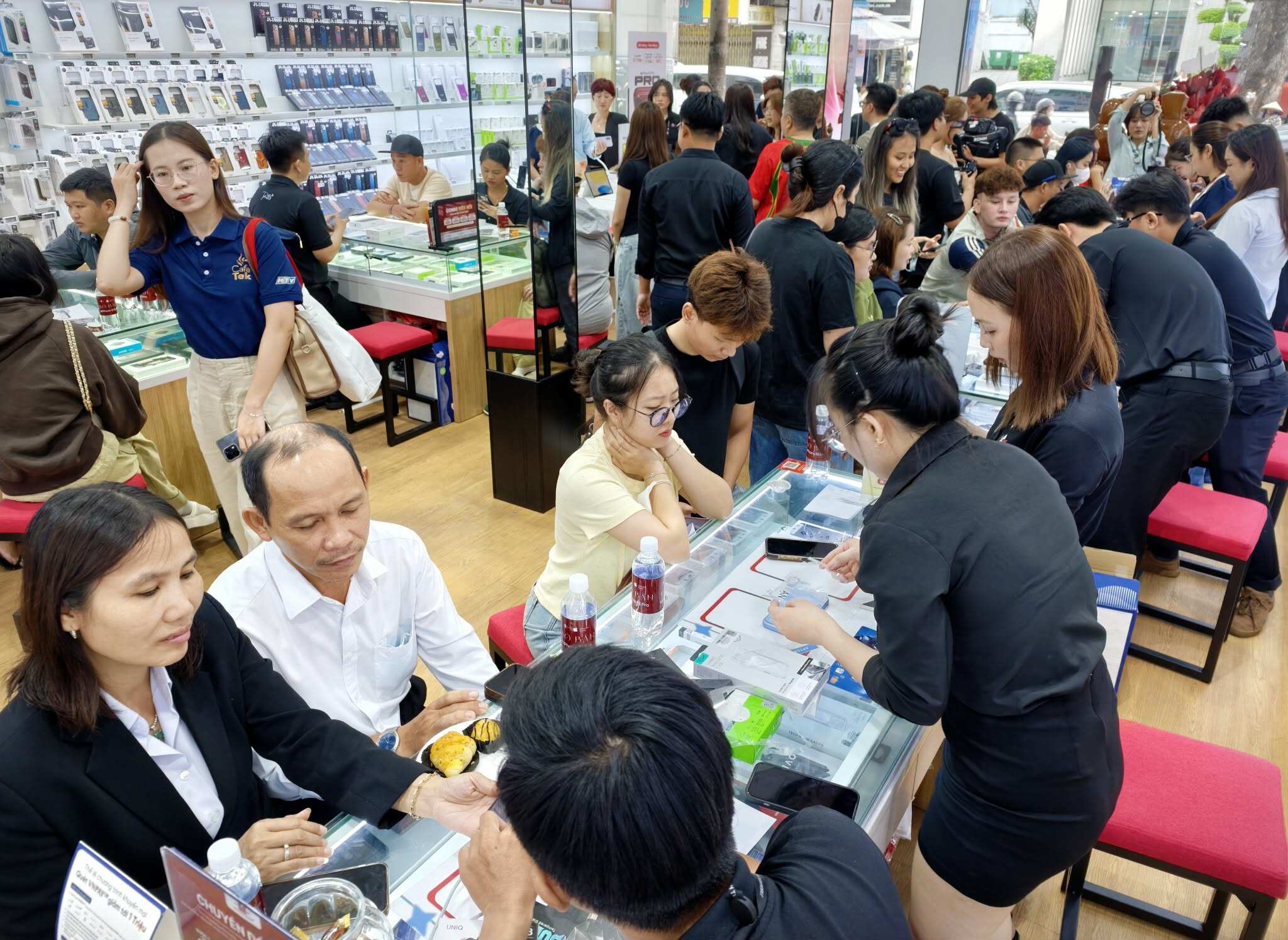 iPhone 18 Pro và Pro Max chính thức mở bán tại Việt Nam: "Cháy hàng" trong phút mốt - 4