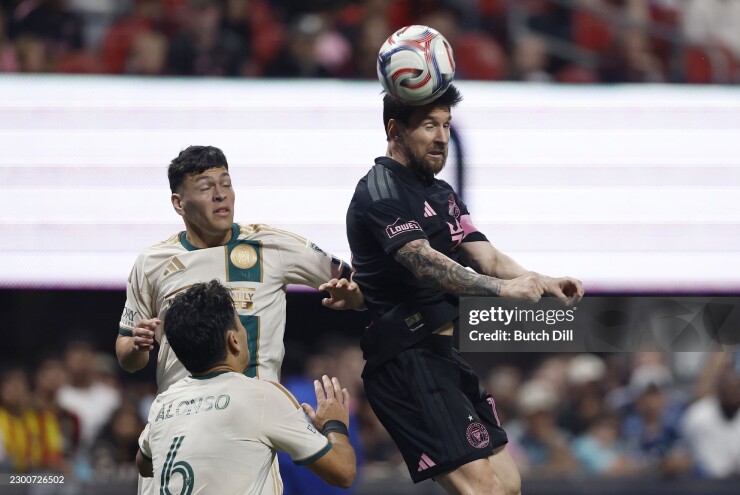 Messi bị theo kèm khá sát trong hiệp một