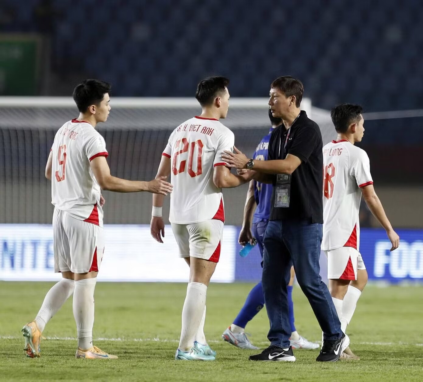 HLV Kim Sang Sik trả lời phỏng vấn trước trận cuối vòng bảng FIFA ASEAN Cup - 1