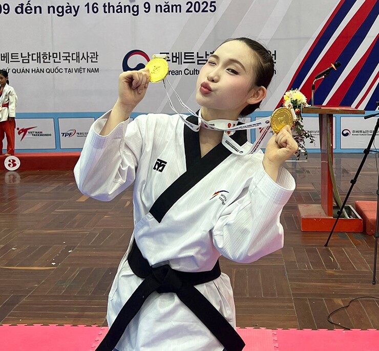 Nữ võ sĩ Taekwondo Châu Ngọc Tuyết Sang vừa tạo bất ngờ cực lớn tại ASIAD 2026 ở nội cá nhân hỗn hợp thi đấu vào sáng ngày 2/10. Đây là nội dung đặc biệt khi các VĐV nam và nữ cùng tranh tài trên nền tảng thi đấu ứng dụng công nghệ thực tế ảo, với các thông số thể trạng được đồng bộ hóa để tạo sự cân bằng giữa các avatar.