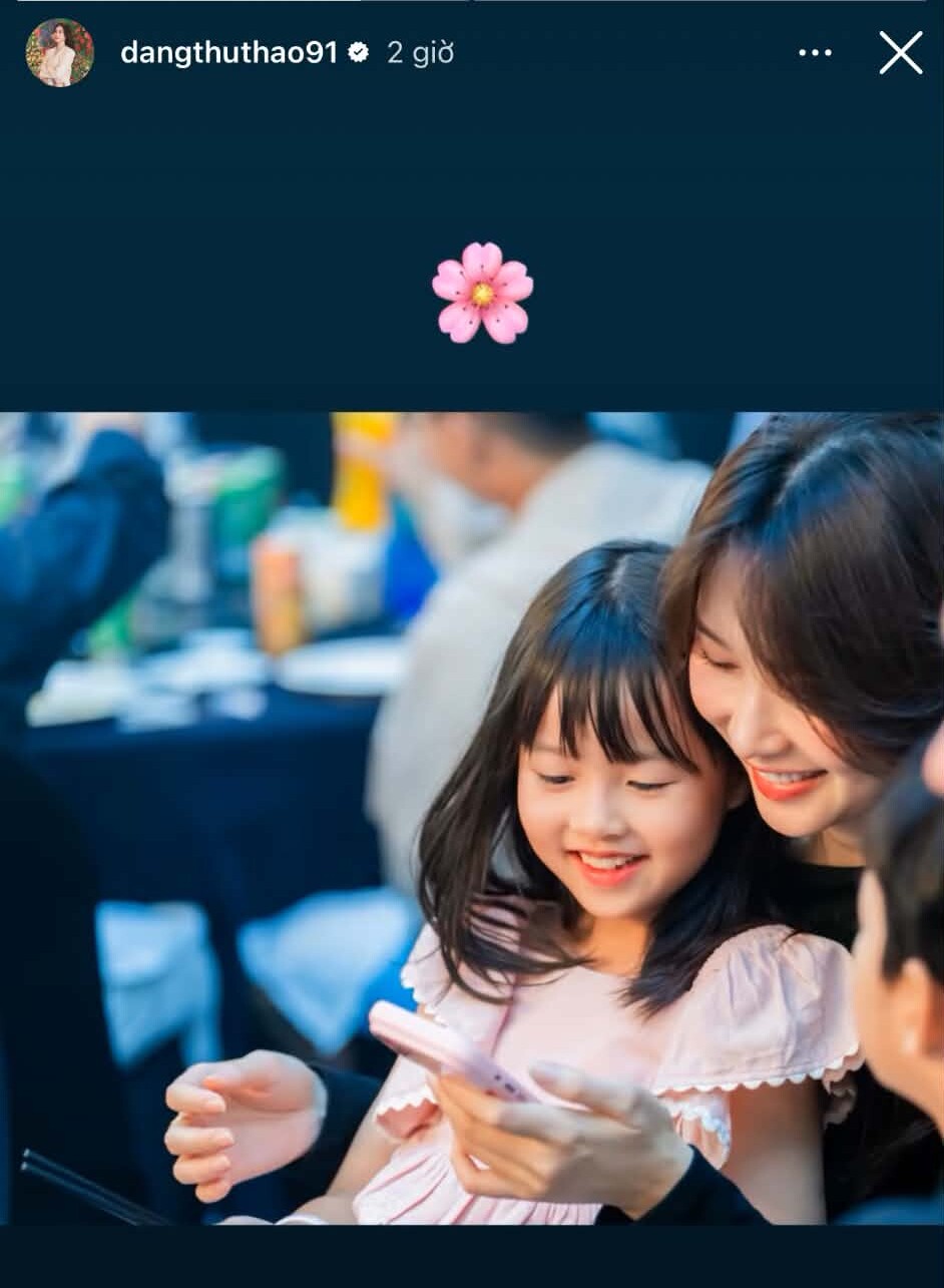 Không thường xuyên chia sẻ hình ảnh các con lên mạng xã hội, vì vậy mỗi lần Đặng Thu Thảo chủ động đăng một khoảnh khắc đời thường của gia đình đều nhận được sự quan tâm. Mới đây, nàng hậu hiếm hoi cập nhật hình ảnh cô con gái lớn trong một khoảnh khắc rất giản dị bên bố mẹ. Không cầu kỳ, không có màn tạo dáng đặc biệt, bức ảnh vẫn nhanh chóng gây chú ý bởi ái nữ nhà Đặng Thu Thảo đã lớn phổng phao, ngày càng ra dáng chị cả trong gia đình có ba người con. Thanh Niên Việt cho hay.