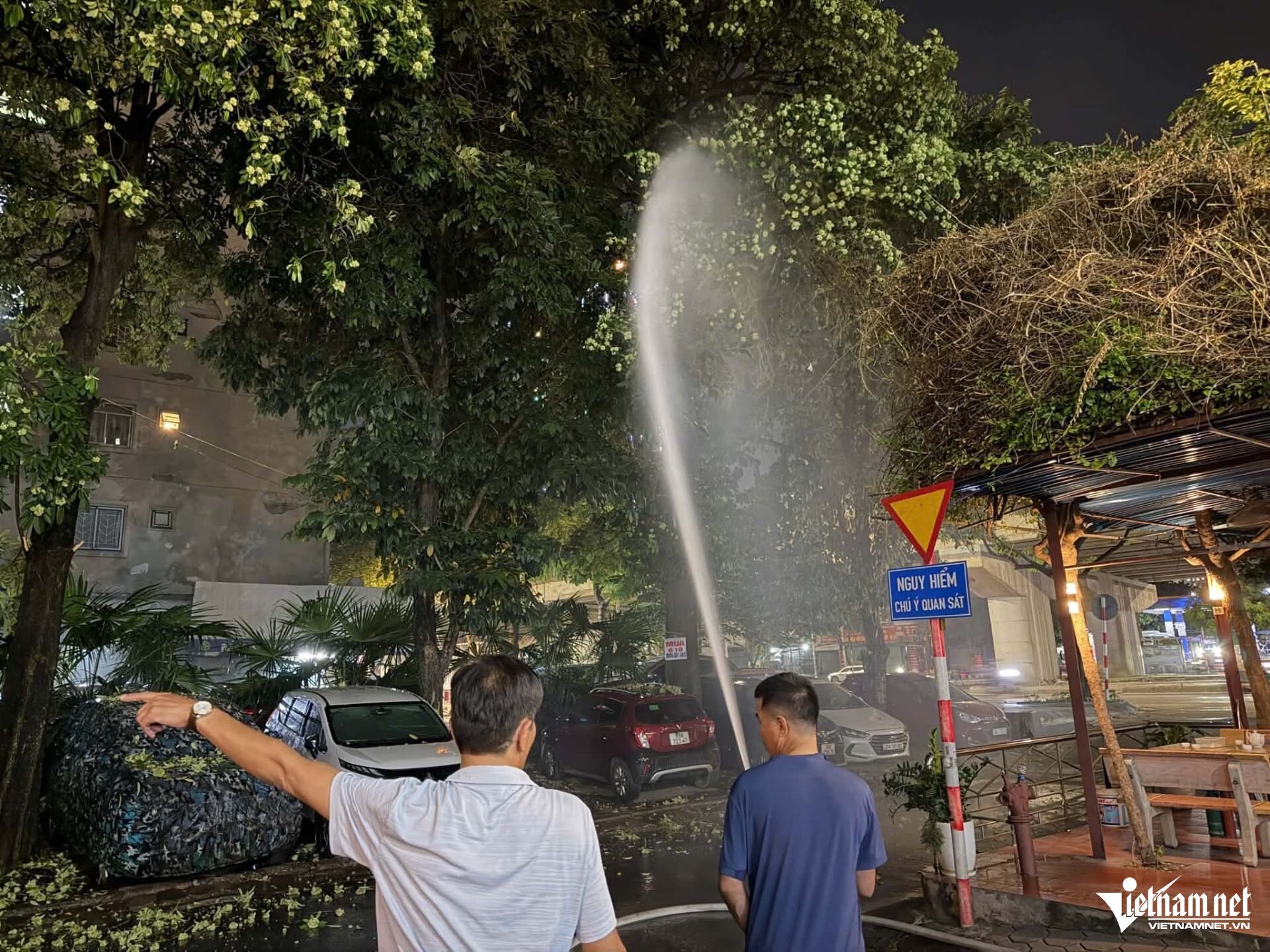 Khu chung cư ở Hà Nội dùng vòi phun nước để ứng phó với mùi hoa sữa