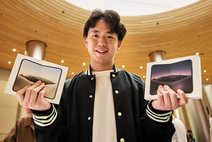 Những hộp iPhone Duo được niêm phong trong ngày ra mắt tại cửa hàng Apple Jing'an ở Thượng Hải.