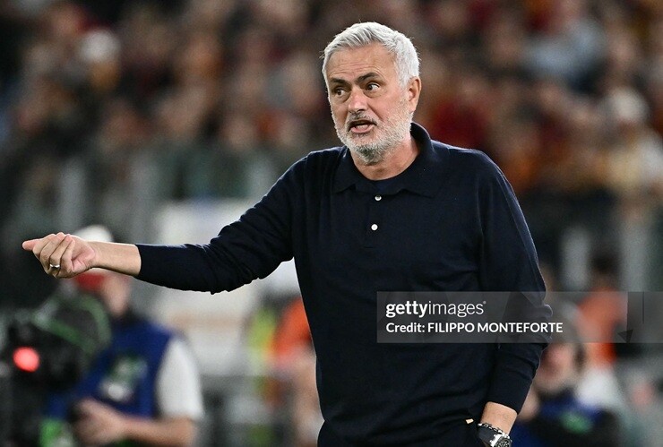 HLV Mourinho nhận lỗi vì hiệp một tệ hại của Real Madrid - 1