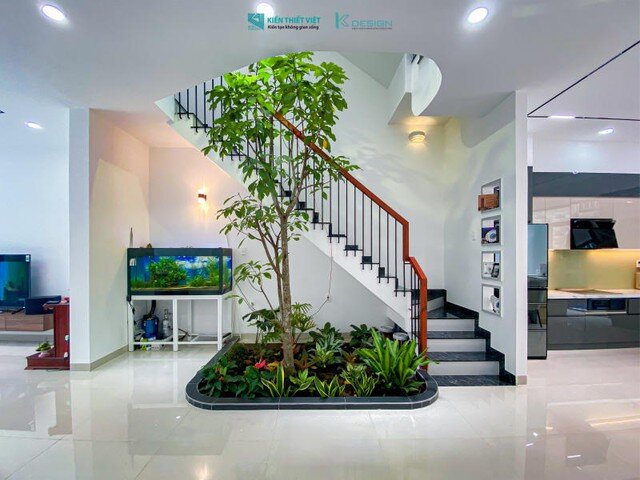 Cầu thang đặt giữa phòng khách, hoặc thẳng lối vào từ cửa chính là thiết kế phổ biến trong nhà phố hiện đại.