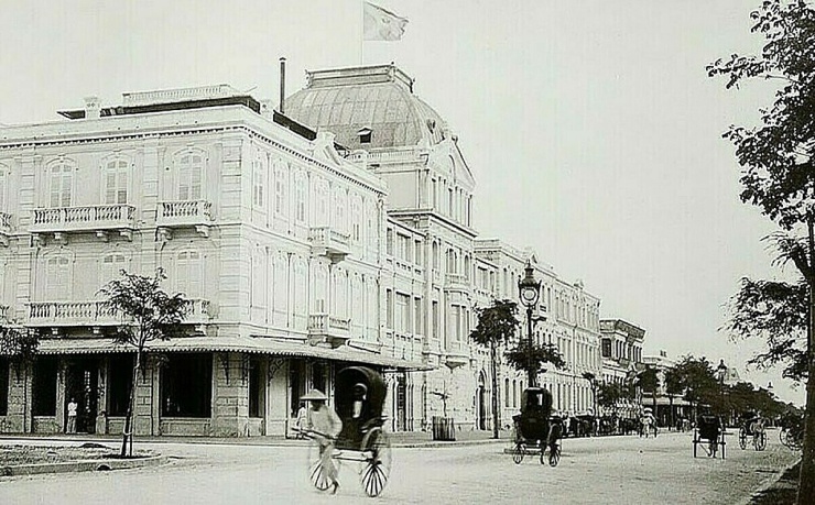 Năm 1901, khách sạn Grand Hôtel Métropole Palace được hoàn thành ở nơi từng là một hồ nước. Khi đó, đây là tổ hợp khách sạn lớn nhất Đông Dương, được tạp chí Revue Indo-Chinoise nhận xét "un immense hôtel" - một khách sạn khổng lồ. Mặt tiền của công trình dài hơn 80 m. Ảnh phục dụng