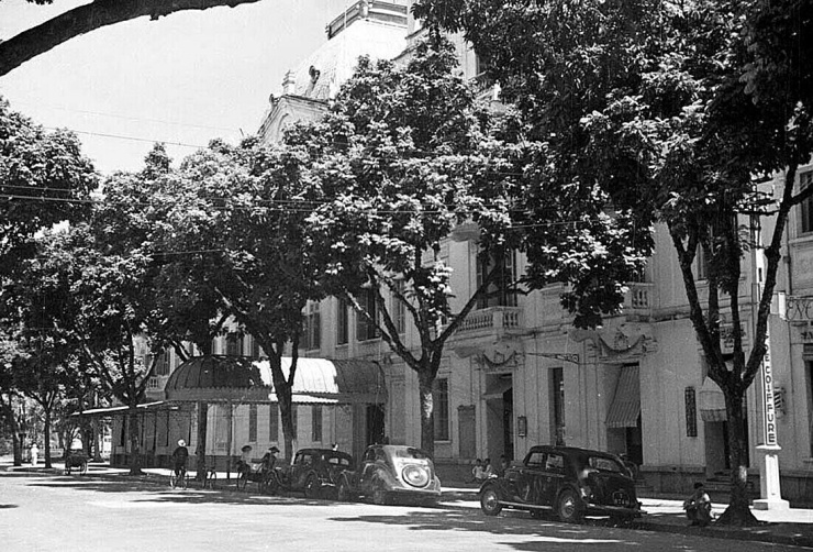 Đầu những năm 1940 (ảnh), khách sạn được người chủ Pháp bán cho một doanh nhân người Hoa. Sau ngày hòa bình lập lại, năm 1954, Métropole được đổi tên thành Khách sạn Thống Nhất và được UBND TP Hà Nội quản lý, trở thành nơi tiếp đón khách của chính phủ Việt Nam.