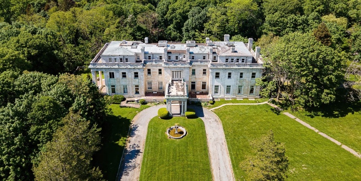 Winfield Hall nằm tại Glen Cove, Long Island (Mỹ) nhìn ra eo biển Long Island Sound, từng được chọn làm bối cảnh quay MV "Blank Space" của Taylor Swift năm 2014. Biệt thự rộng gần 3.000 m2 được xây năm 1917 cho Frank Winfield Woolworth, doanh nhân Mỹ sáng lập chuỗi cửa hàng bán đồ giá một USD.