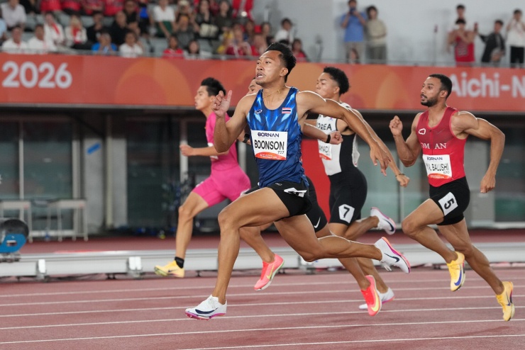 VĐV Thái Lan Puripol Boonson trên đường chạy chung kết 100m nam ASIAD 2026 tại Nagoya, Nhật Bản ngày 25/9. Ảnh: AP