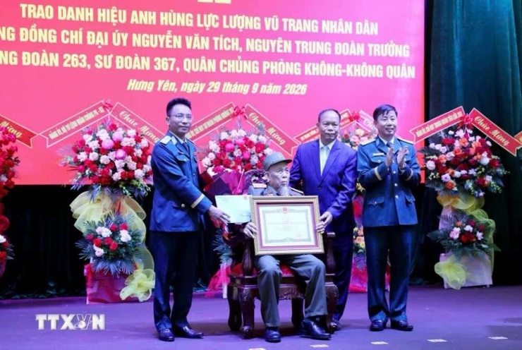 Thừa ủy quyền của Chủ tịch nước, Thủ trưởng Sư đoàn 367, Quân chủng Phòng không - Không quân trao Danh hiệu Anh hùng Lực lượng Vũ trang Nhân dân cho Đại úy Nguyễn Văn Tích. Ảnh: TTXVN.