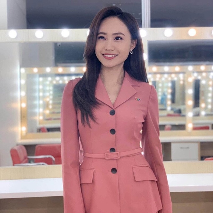 Điều ít biết về MC thời tiết Xuân Anh VTV gây sốt với bức ảnh 'Nụ cười sét đánh' - 2