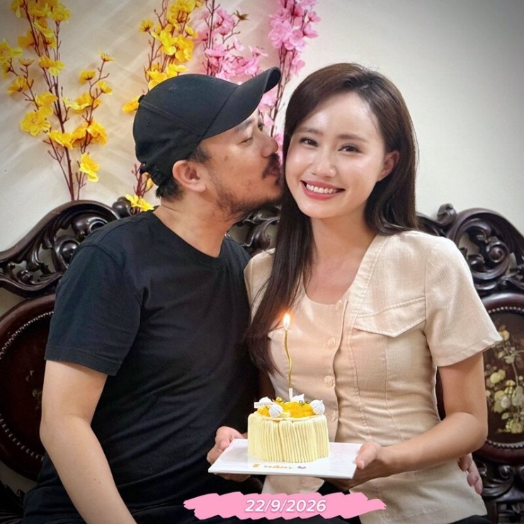Xuân Anh bên chồng - anh Ngọc Quỳnh, hơn cô 2 tuổi.