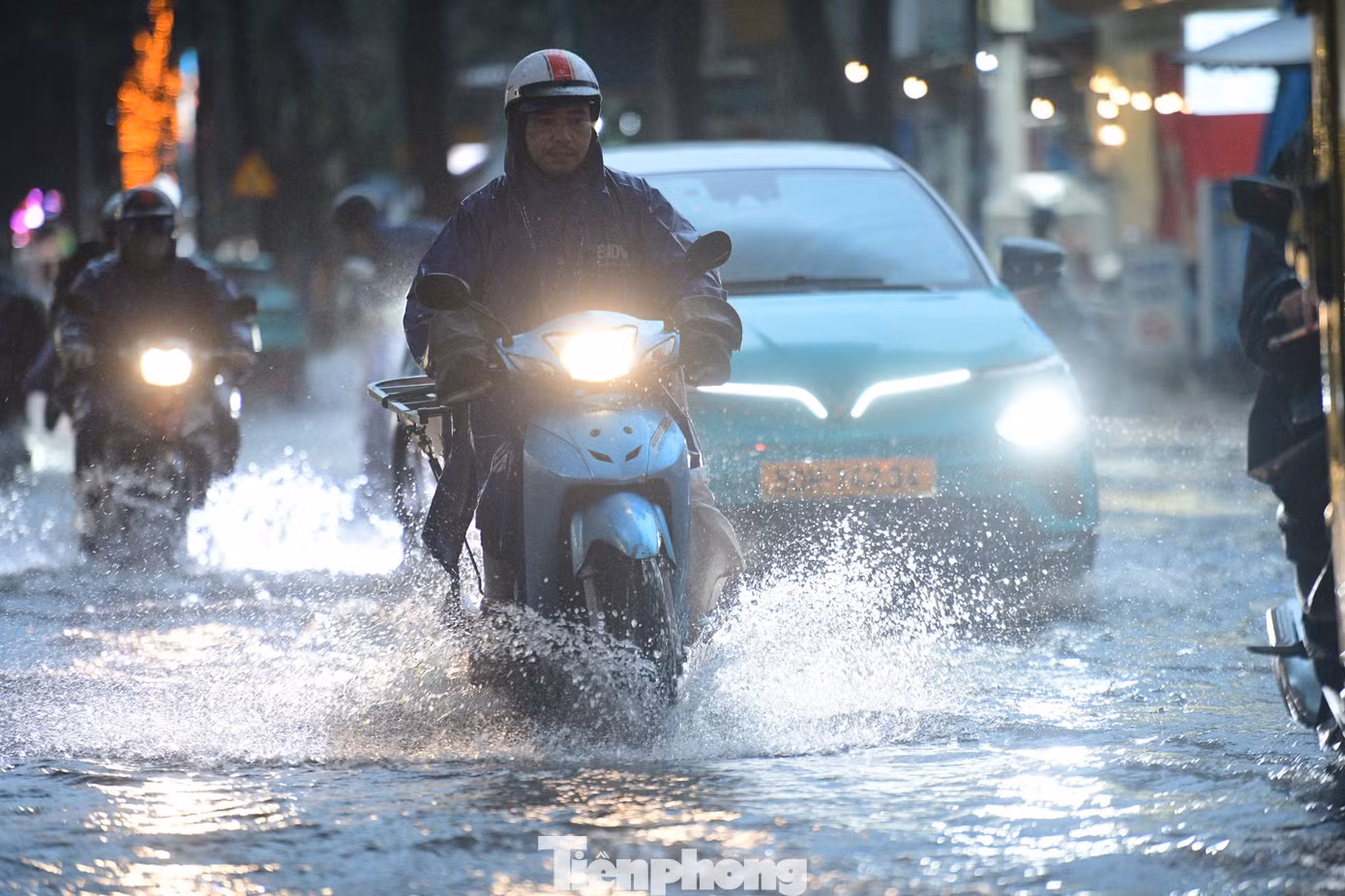 Gần 20h, nước vẫn chảy xiết, nhiều phương tiện không thể di chuyển qua đoạn Lý Tế Xuyên giao với đường Linh Đông. Có thời điểm nước ngập quá đầu gối, người dân phải xuống xe dắt bộ.