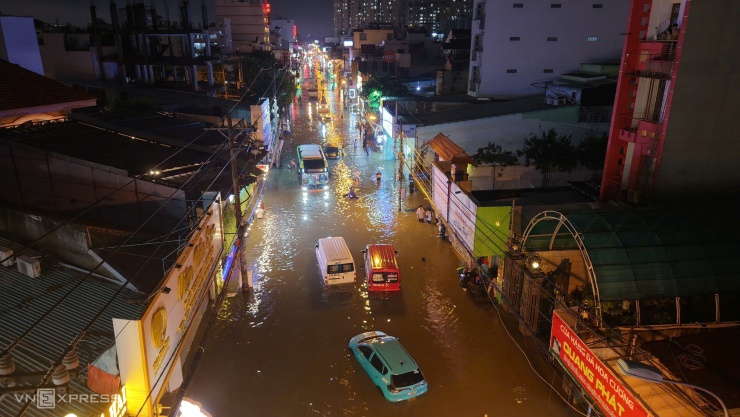 Nước tràn vào xe buýt, hàng quán sau mưa lớn ở TP HCM - 19