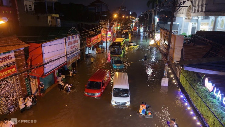 21h, nhiều xe chết máy vẫn nằm chờ cứu hộ, người dân nán lại đợi mực ngập hạ để tiếp tục về nhà.