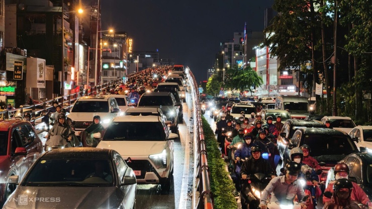 Cầu vượt Lăng Cha Cả - cửa ngõ Tân Sơn Nhất hướng về đường Hoàng Văn Thụ ùn tắc kéo dài, dòng xe nối đến khu vực mũi tàu Nguyễn Văn Trỗi.