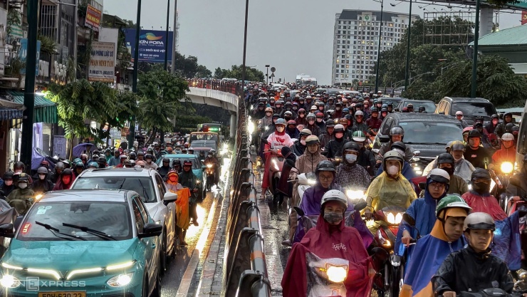 Mưa như trút giờ tan tầm, giao thông TP HCM tê liệt - 5