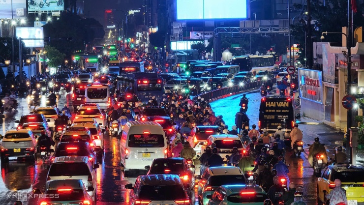 Giao thông tại ngã 5 Nguyễn Văn Trỗi - Hoàng Văn Thụ - Phan Đình Giót, trước cổng Quân khu 7, rối loạn khi dòng xe dồn về nhiều hướng.