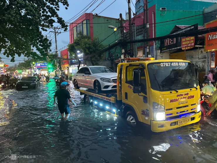 Mưa như trút giờ tan tầm, giao thông TP HCM tê liệt - 14