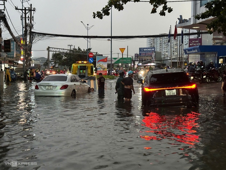 Nhiều xe cứu hộ được huy động đến đường Nguyễn Văn Quá để kéo ôtô chết máy do ngập nước.