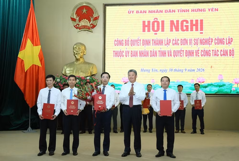 Chủ tịch UBND tỉnh Nguyễn Mạnh Quyền trao các quyết định và tặng hoa chúc mừng lãnh đạo Ban Quản lý dự án đầu tư xây dựng công trình dân dụng. (Ảnh: Cổng TTĐT tỉnh Hưng Yên)