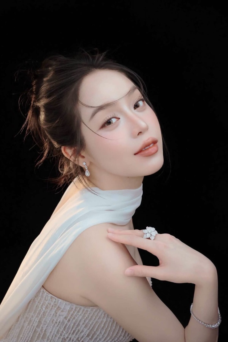 Ảnh sao 1/10: H'Hen Niê, Võ Hoàng Yến vượt ngập quay show - 7