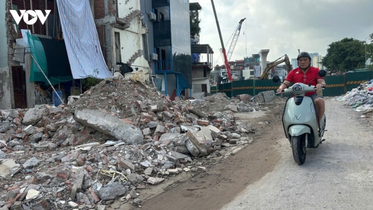 Phế thải xen lẫn với vật liệu xây dựng trong khu vực có nhà đang sửa chữa.