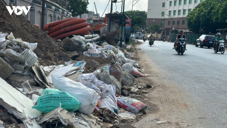 Khu vực trước cửa Bệnh viện 108&nbsp;những bao tải chứa phế thải được đặt ngay ven đường.