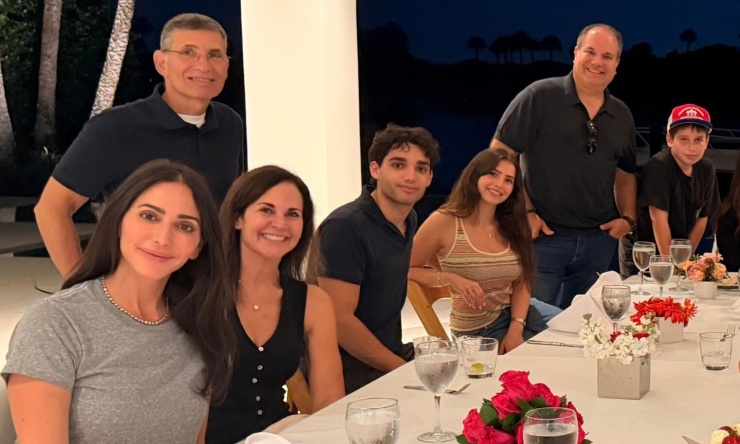 Lauren (bìa trái) trong buổi hội ngộ cuối tuần qua với con trai Adam và chồng cũ Andrew Silverman (thứ hai từ phải sang). Ảnh: Instagram
