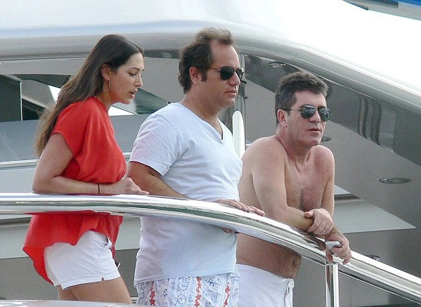 Lauren Silverman, Andrew Silverman (giữa) và Simon Cowell trong kỳ nghỉ nhiều năm trước.
