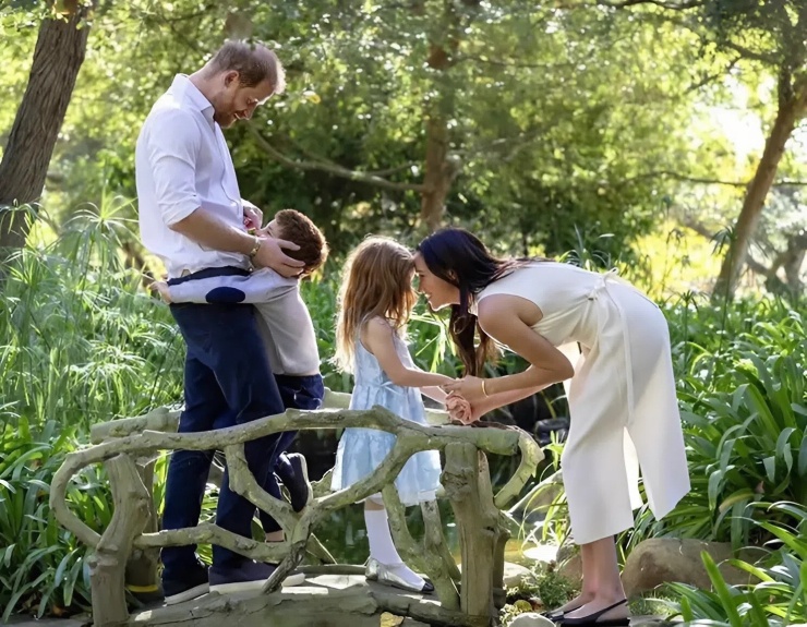 Harry - Meghan bên hai con. Ảnh: Instagram