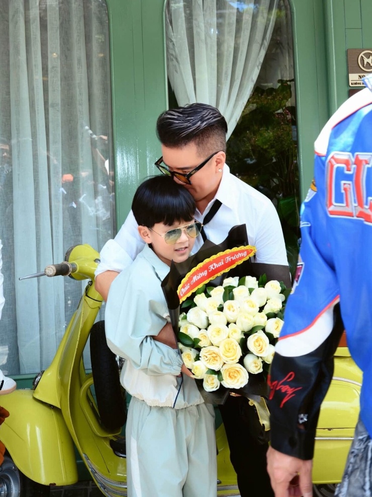 Dàn nghệ sĩ thăm quán cà phê của Đàm Vĩnh Hưng ở Đà Lạt - 9