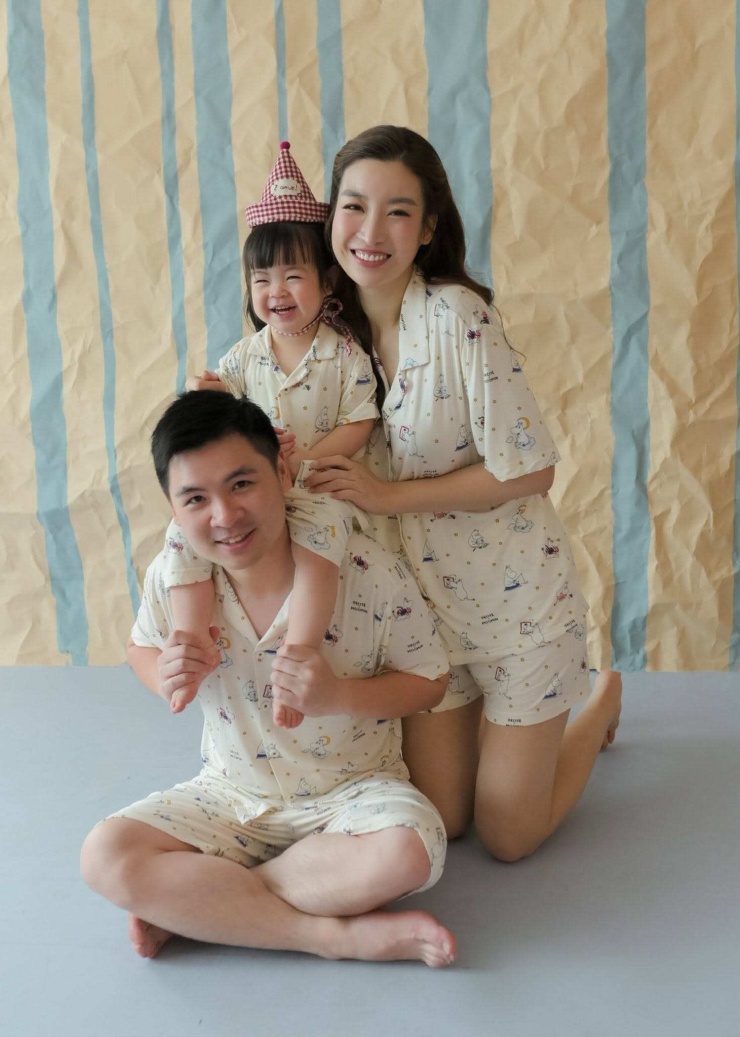 Mỹ Linh và ông xã luôn sát cánh cùng con. Ảnh: NVCC