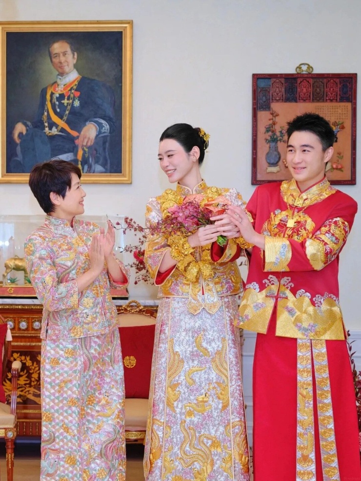 Vợ chồng Hề Mộng Dao - Hà Du Quân bên mẹ chồng Lương An Kỳ. 