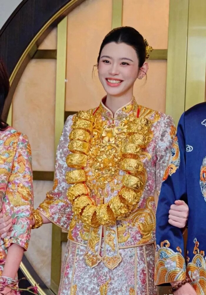 Siêu mẫu nội y Hề Mộng Dao đeo vàng trĩu cổ trong lễ cưới với chồng đại gia - 2
