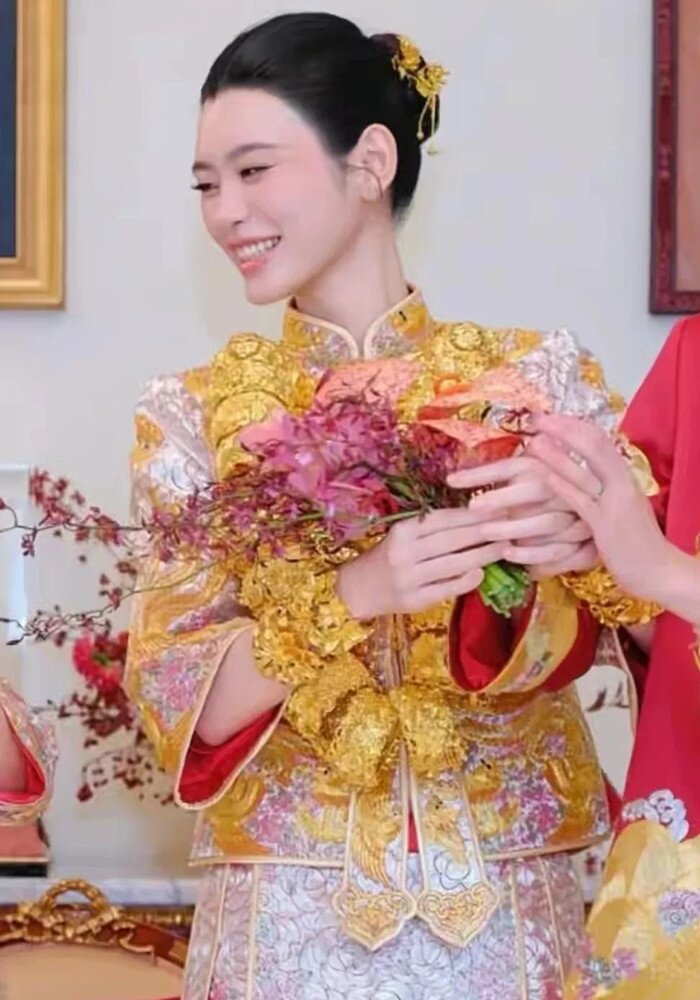 Hề Mộng Dao đeo vàng phủ kín trong ngày cưới. 