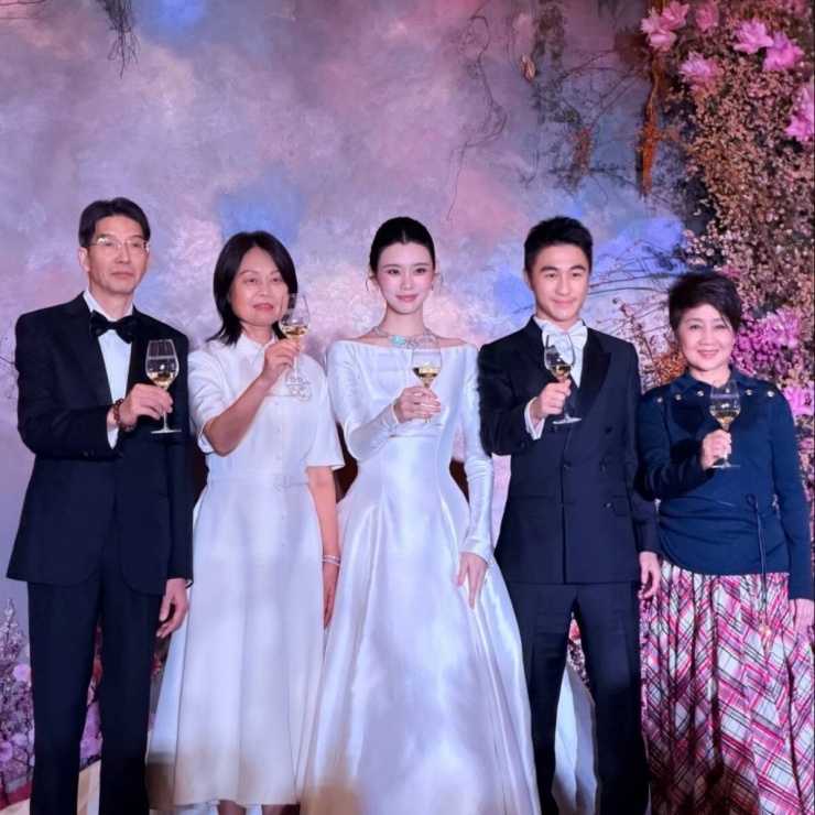 Cô dâu - chú rể cùng 2 bên gia đình. 