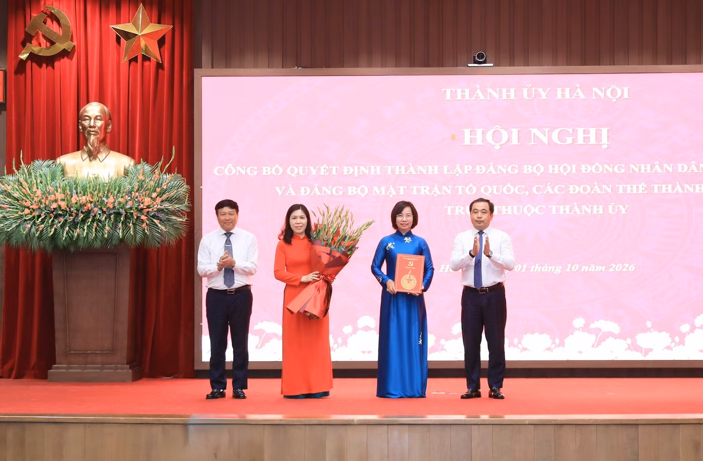 Bí thư Thành ủy Hà Nội Trần Đức Thắng trao quyết định thành lập Đảng bộ MTTQ, các đoàn thể thành phố trực thuộc Thành ủy. Ảnh: Q.T.