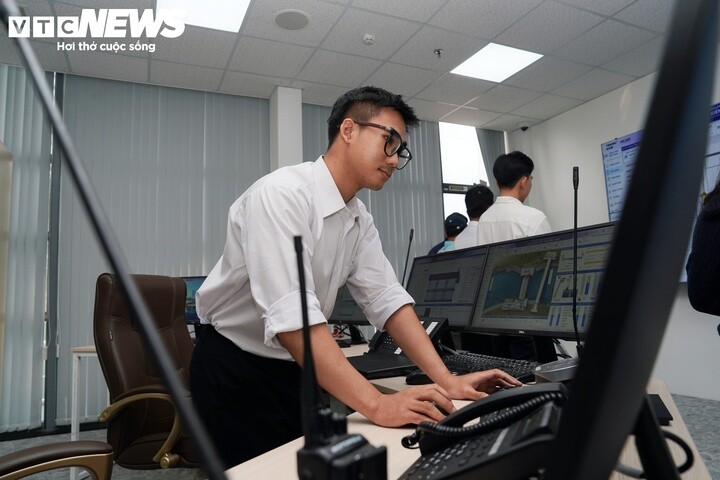Bên trong công trình là hệ thống máy móc, thiết bị phục vụ vận hành, điều khiển và kiểm soát mực nước. Các hạng mục được đầu tư theo tiêu chuẩn hiện đại, đáp ứng yêu cầu vận hành tự động và giám sát theo thời gian thực.
