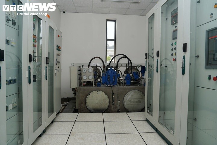 Khi mực nước triều trên sông Sài Gòn dâng cao, cửa van được nâng lên để ngăn nước triều xâm nhập vào hệ thống kênh rạch nội đô. Khi mực nước phía ngoài thấp hơn phía trong, cửa van hạ xuống để hỗ trợ thoát nước, duy trì dòng chảy và giao thông thủy.
